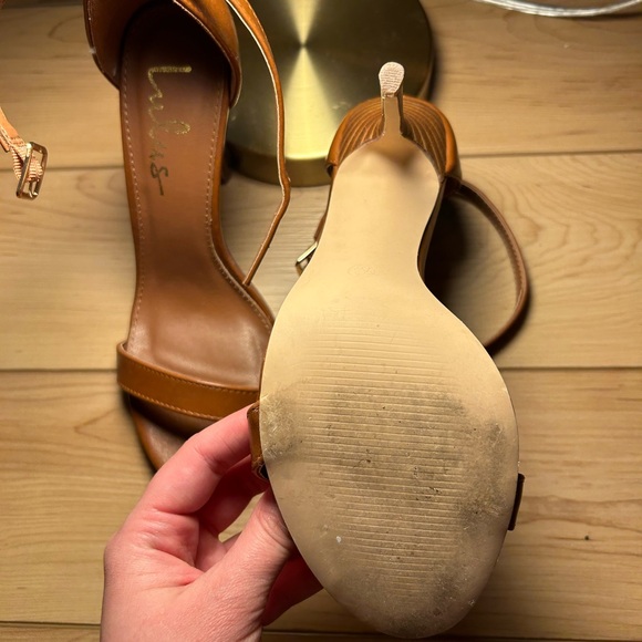 Lulu’s Heels - Picture 3 of 4